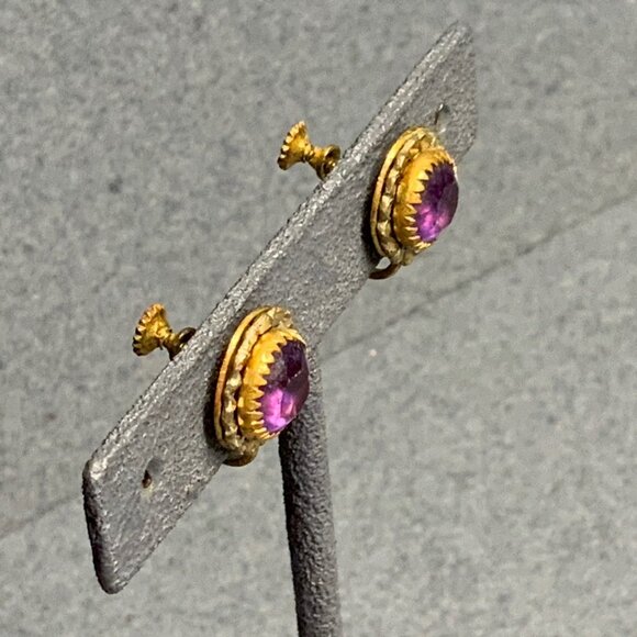 Vintage Screw Back Earrings 0.5 In Gold Purple Rhinestone Center Oval Retro Glam - Picture 3 of 5